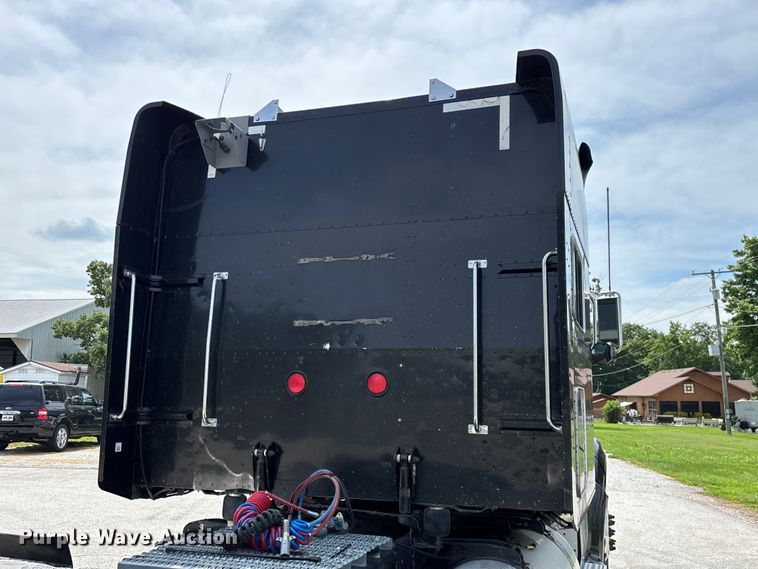 image for item FG0428 2007 Peterbilt 386 semi truck