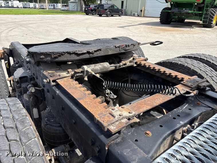 image for item FG0428 2007 Peterbilt 386 semi truck
