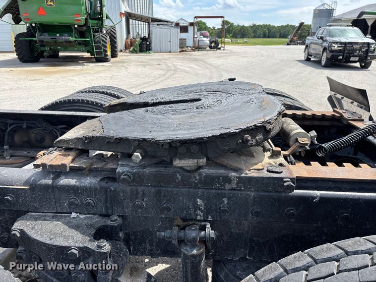 image for item FG0428 2007 Peterbilt 386 semi truck