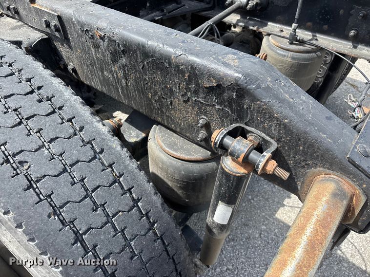 image for item FG0428 2007 Peterbilt 386 semi truck