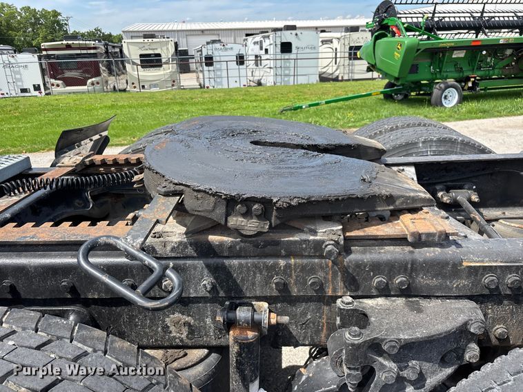 image for item FG0428 2007 Peterbilt 386 semi truck