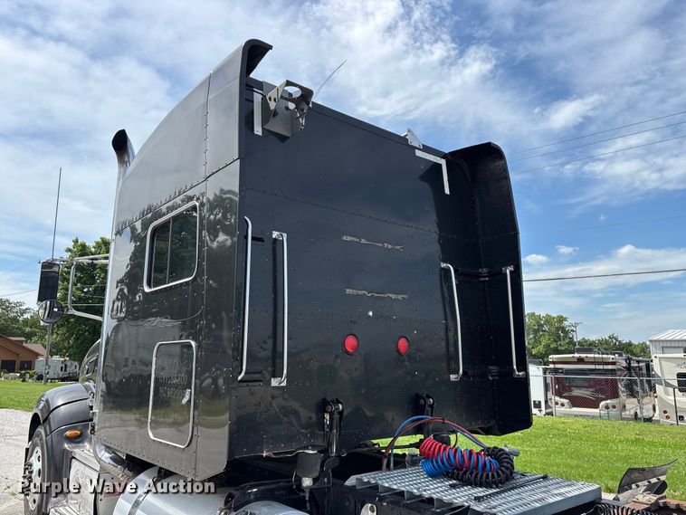 image for item FG0428 2007 Peterbilt 386 semi truck