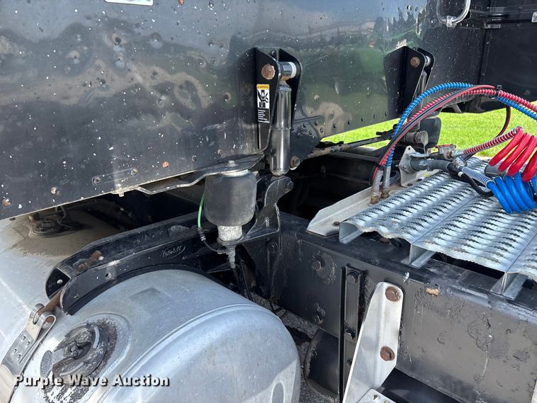 image for item FG0428 2007 Peterbilt 386 semi truck