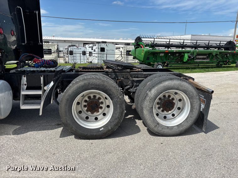 image for item FG0428 2007 Peterbilt 386 semi truck