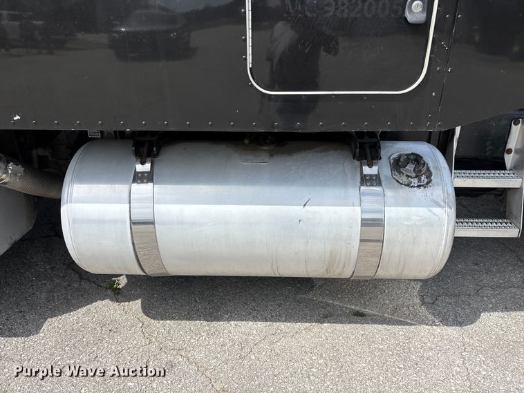 image for item FG0428 2007 Peterbilt 386 semi truck