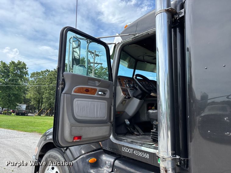 image for item FG0428 2007 Peterbilt 386 semi truck