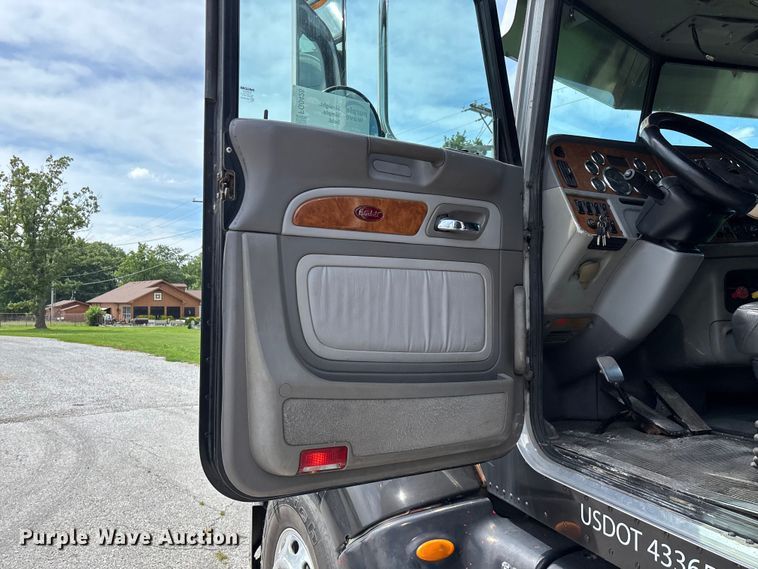 image for item FG0428 2007 Peterbilt 386 semi truck