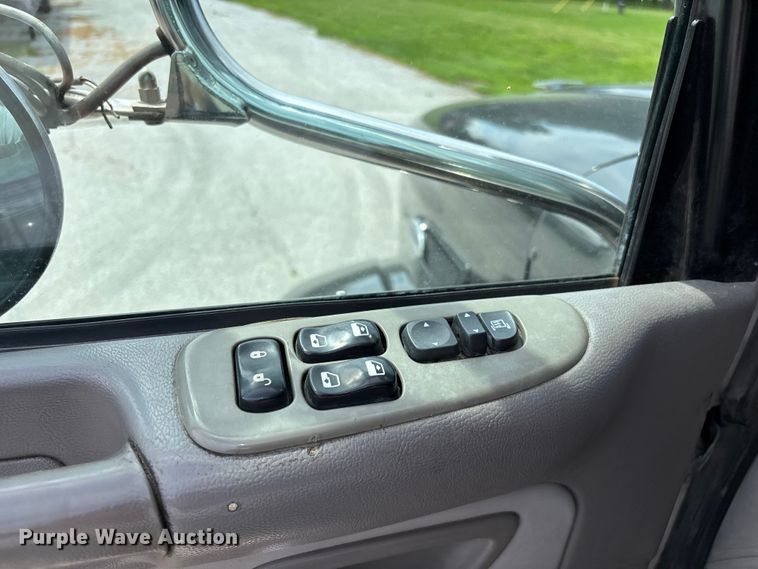 image for item FG0428 2007 Peterbilt 386 semi truck