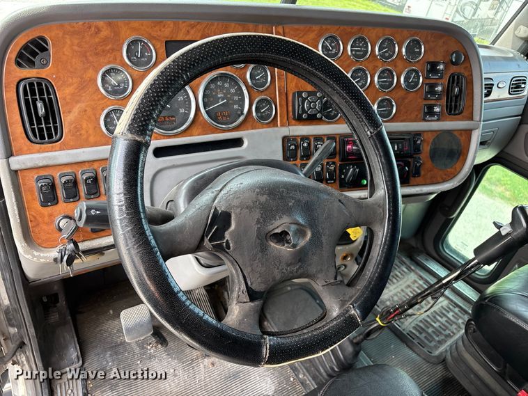 image for item FG0428 2007 Peterbilt 386 semi truck