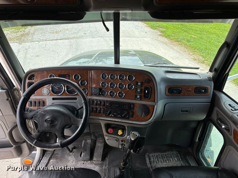 image for item FG0428 2007 Peterbilt 386 semi truck