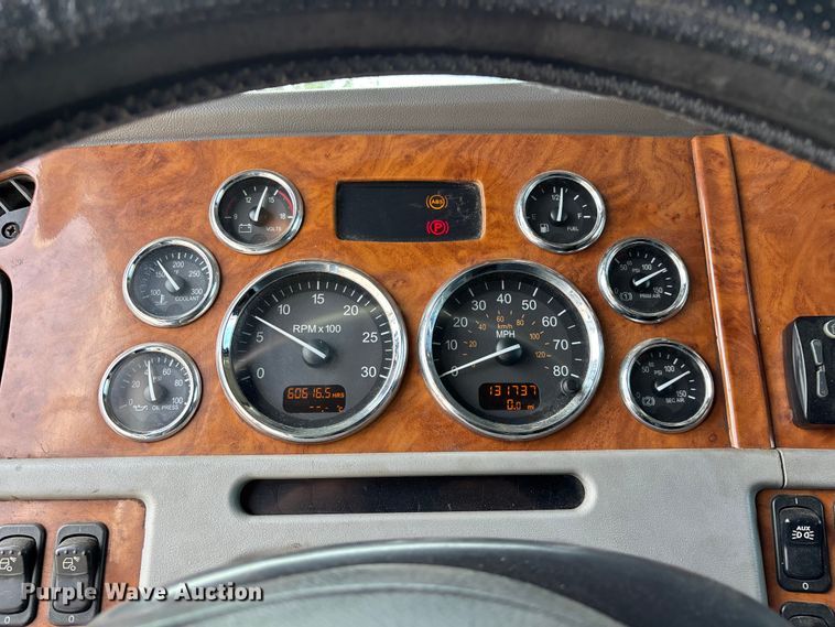 image for item FG0428 2007 Peterbilt 386 semi truck