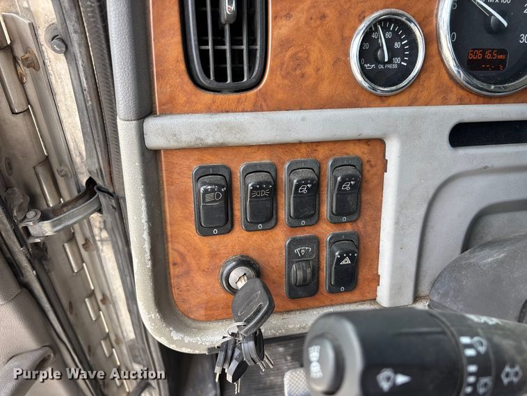 image for item FG0428 2007 Peterbilt 386 semi truck