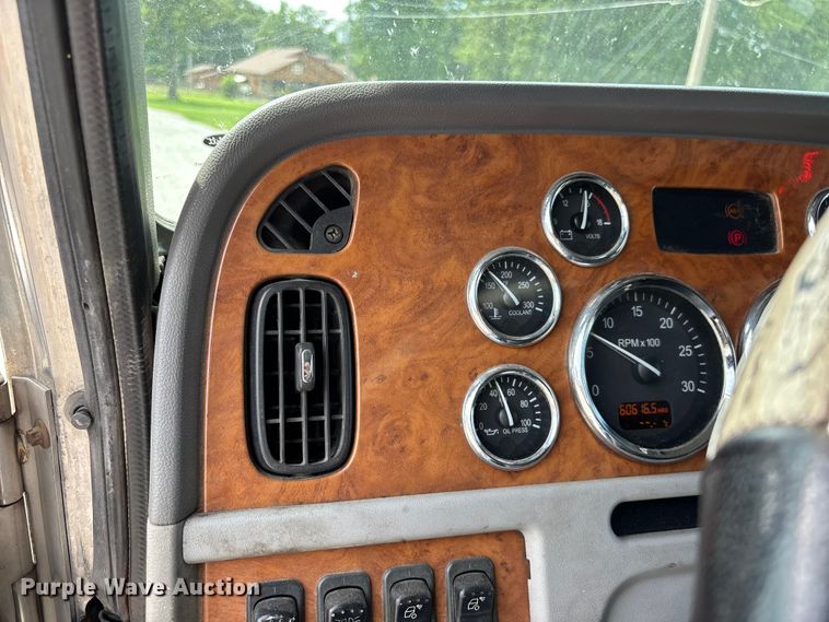 image for item FG0428 2007 Peterbilt 386 semi truck
