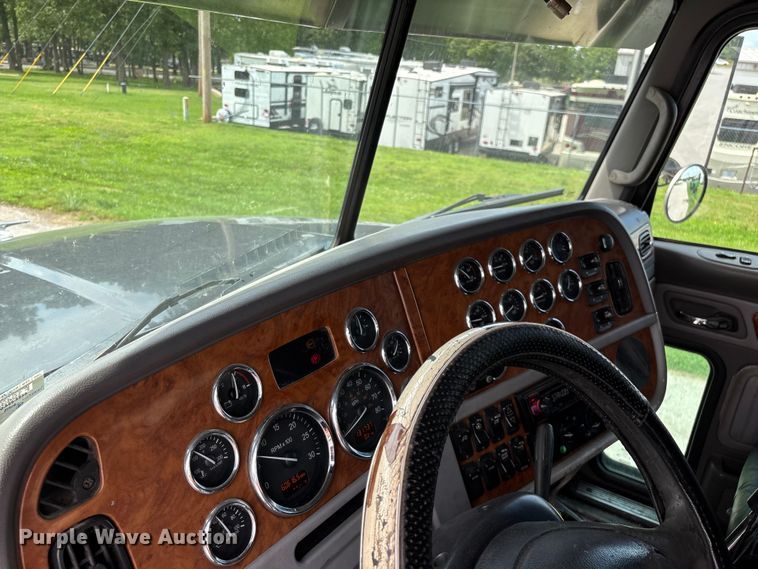 image for item FG0428 2007 Peterbilt 386 semi truck