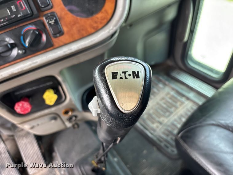 image for item FG0428 2007 Peterbilt 386 semi truck