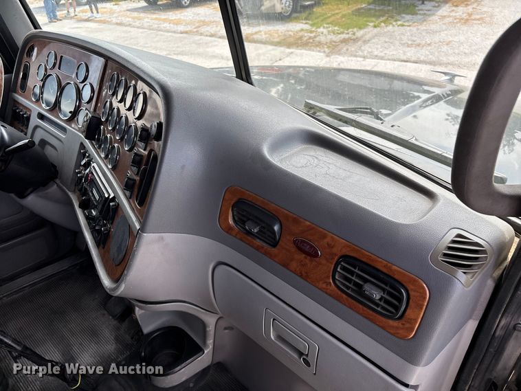 image for item FG0428 2007 Peterbilt 386 semi truck