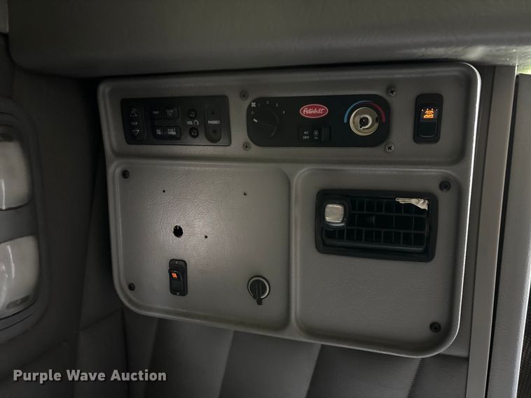 image for item FG0428 2007 Peterbilt 386 semi truck