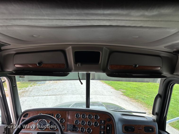 image for item FG0428 2007 Peterbilt 386 semi truck