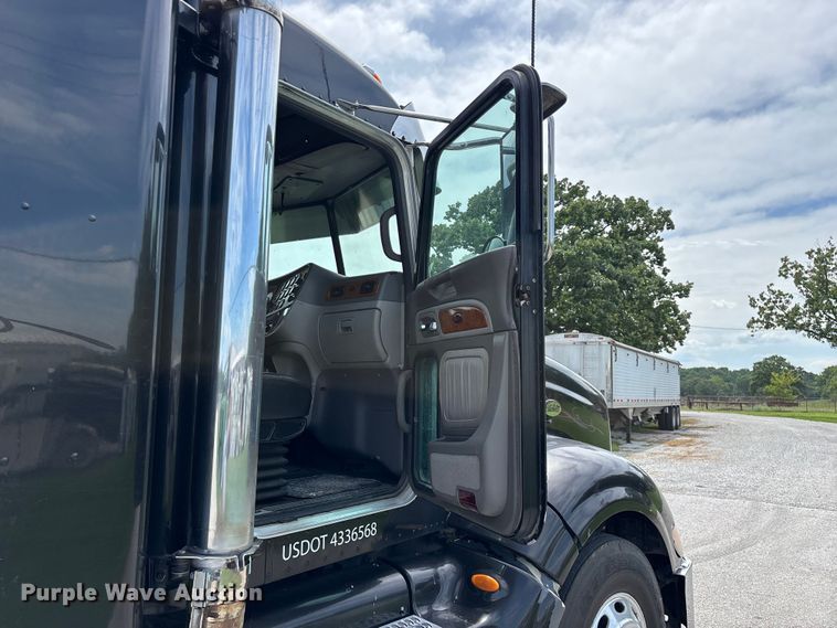 image for item FG0428 2007 Peterbilt 386 semi truck