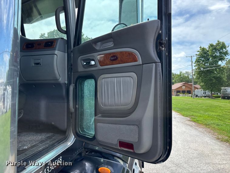 image for item FG0428 2007 Peterbilt 386 semi truck