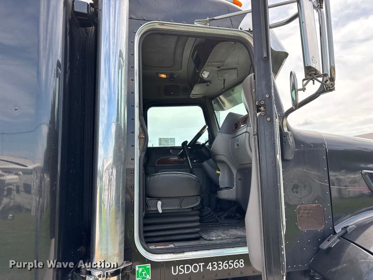 image for item FG0428 2007 Peterbilt 386 semi truck