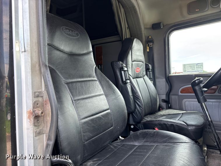 image for item FG0428 2007 Peterbilt 386 semi truck