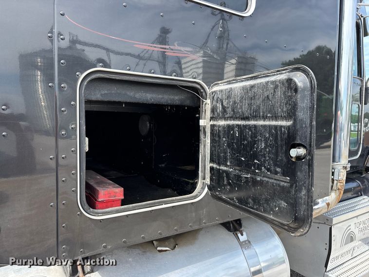 image for item FG0428 2007 Peterbilt 386 semi truck