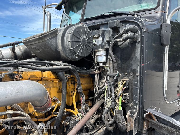 image for item FG0428 2007 Peterbilt 386 semi truck