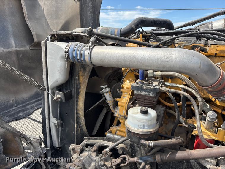 image for item FG0428 2007 Peterbilt 386 semi truck