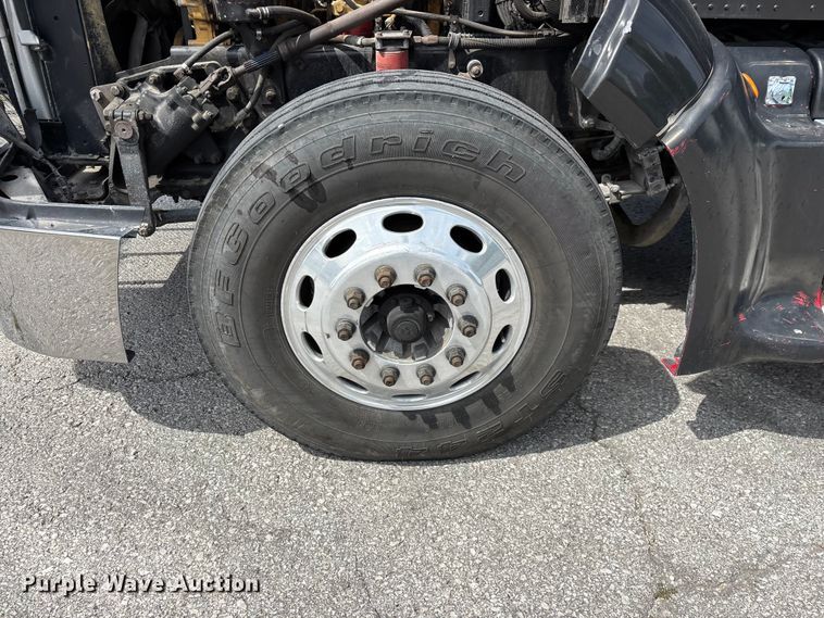 image for item FG0428 2007 Peterbilt 386 semi truck