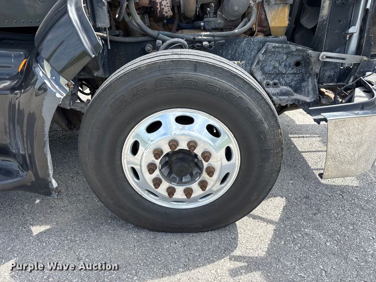 image for item FG0428 2007 Peterbilt 386 semi truck