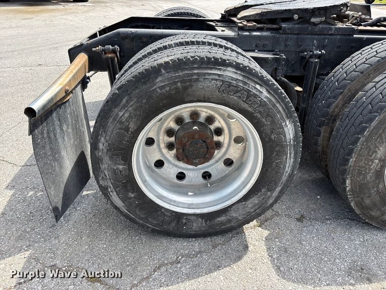 image for item FG0428 2007 Peterbilt 386 semi truck