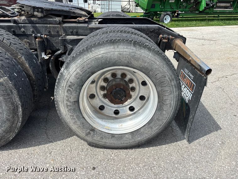 image for item FG0428 2007 Peterbilt 386 semi truck