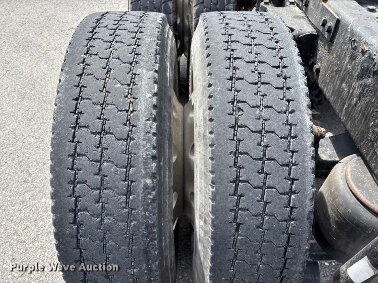 image for item FG0428 2007 Peterbilt 386 semi truck