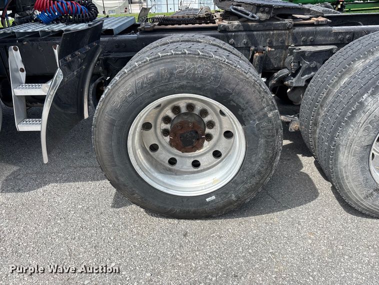 image for item FG0428 2007 Peterbilt 386 semi truck