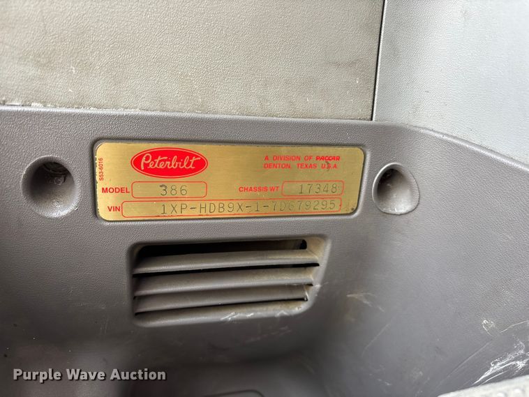 image for item FG0428 2007 Peterbilt 386 semi truck