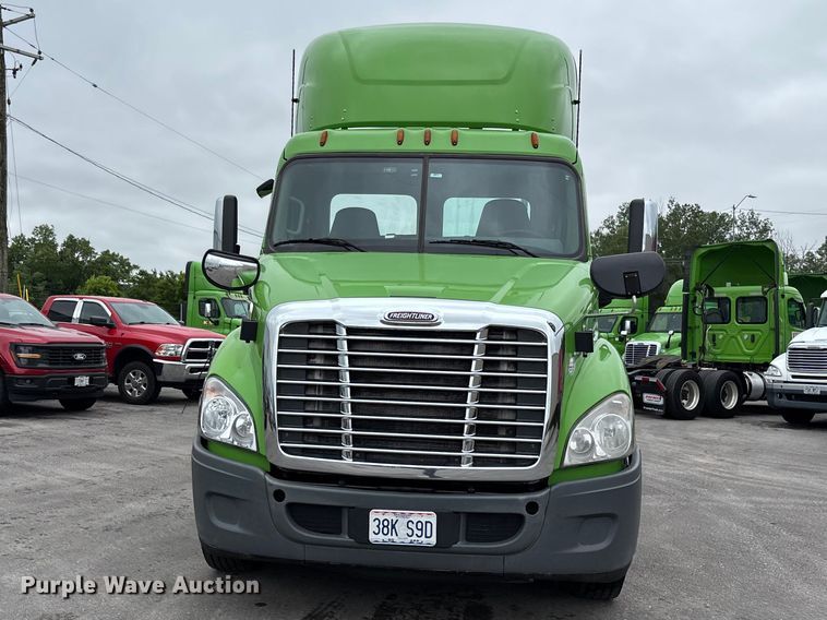 image for item FH7143 2017 Freightliner Cascadia semi truck