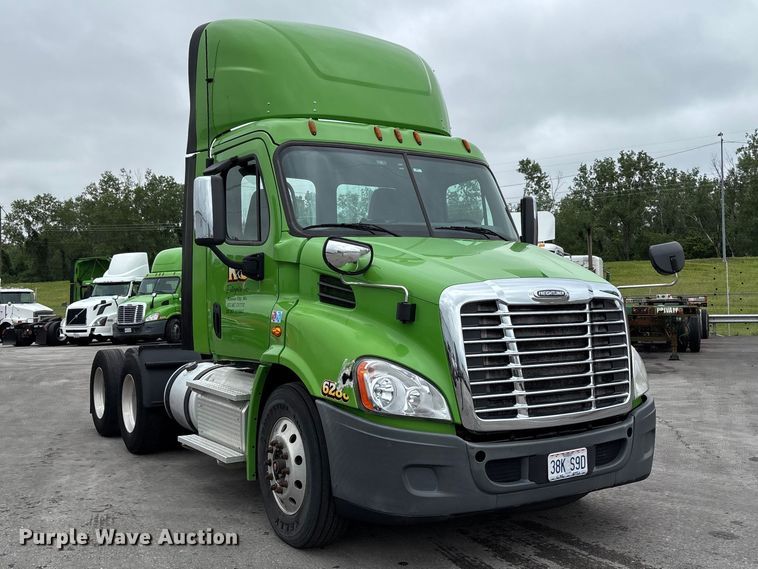 image for item FH7143 2017 Freightliner Cascadia semi truck