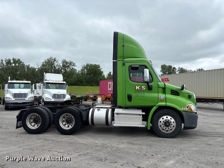 image for item FH7143 2017 Freightliner Cascadia semi truck