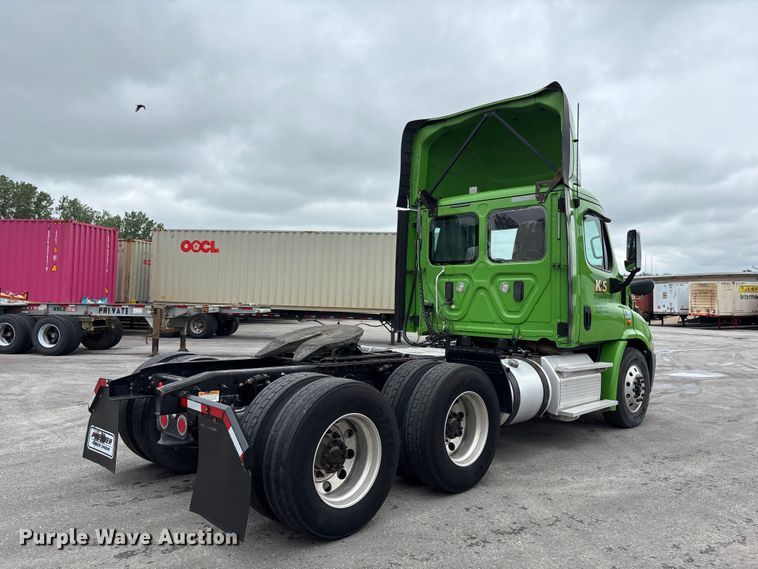 image for item FH7143 2017 Freightliner Cascadia semi truck