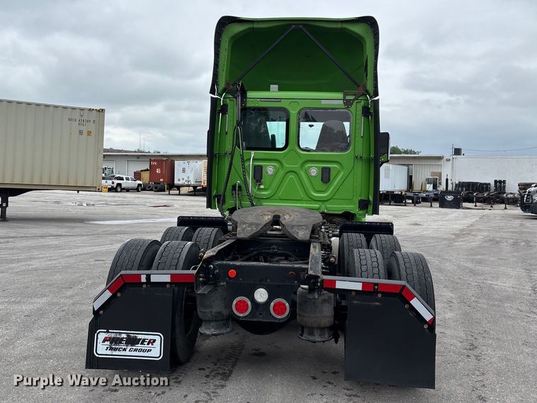 image for item FH7143 2017 Freightliner Cascadia semi truck