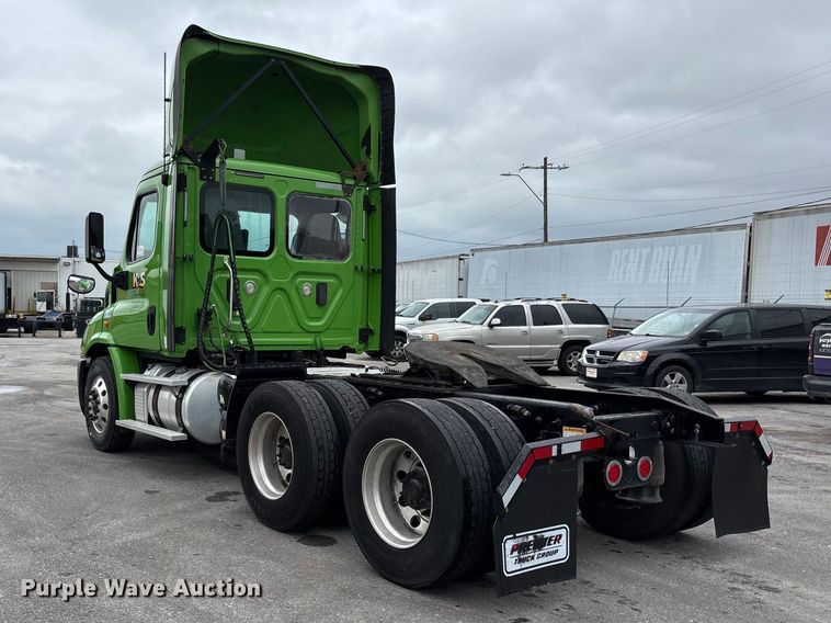 image for item FH7143 2017 Freightliner Cascadia semi truck