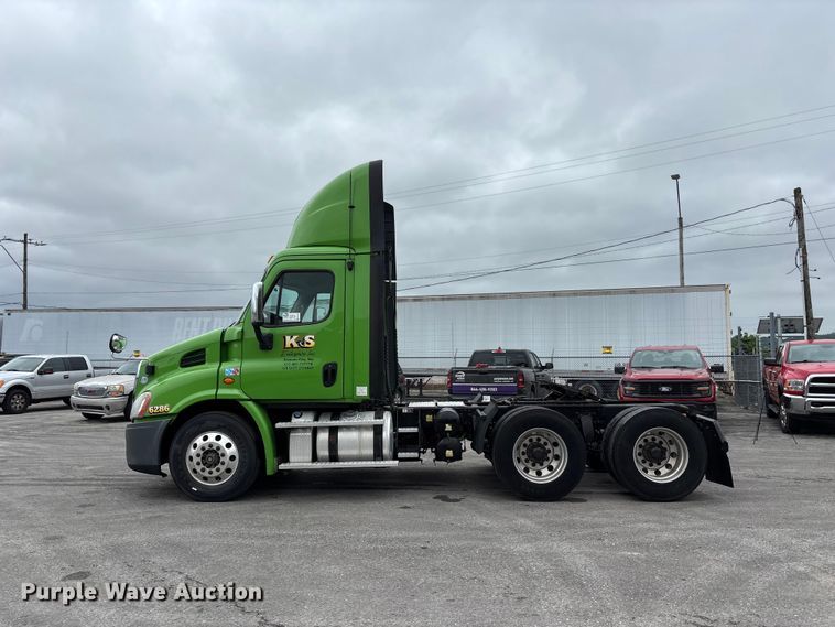 image for item FH7143 2017 Freightliner Cascadia semi truck