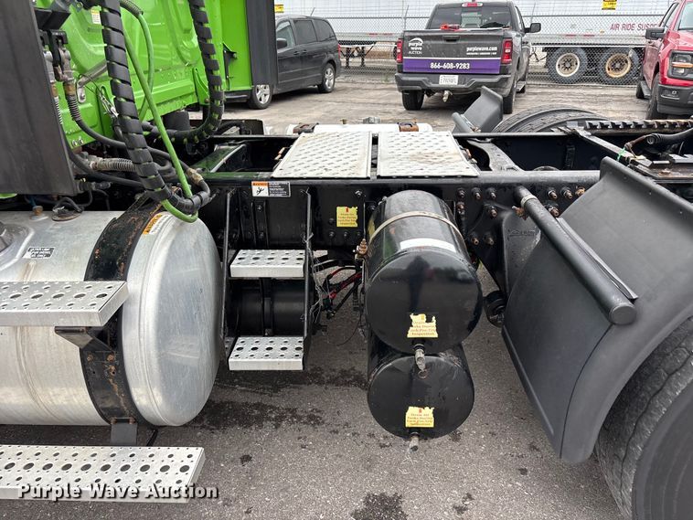 image for item FH7143 2017 Freightliner Cascadia semi truck