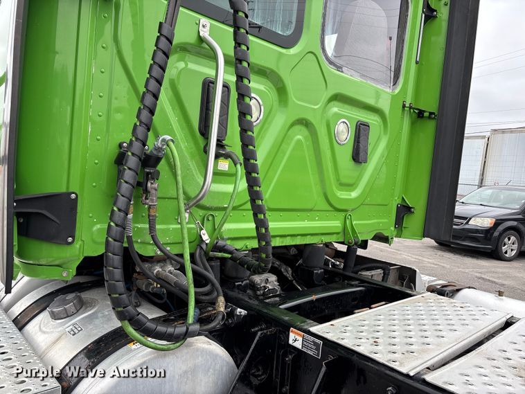 image for item FH7143 2017 Freightliner Cascadia semi truck
