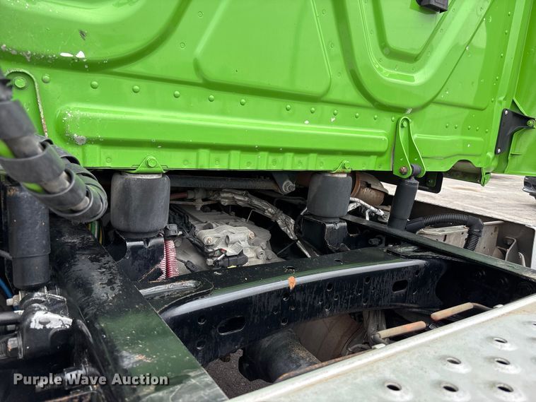 image for item FH7143 2017 Freightliner Cascadia semi truck