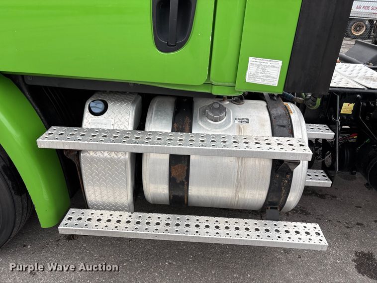image for item FH7143 2017 Freightliner Cascadia semi truck