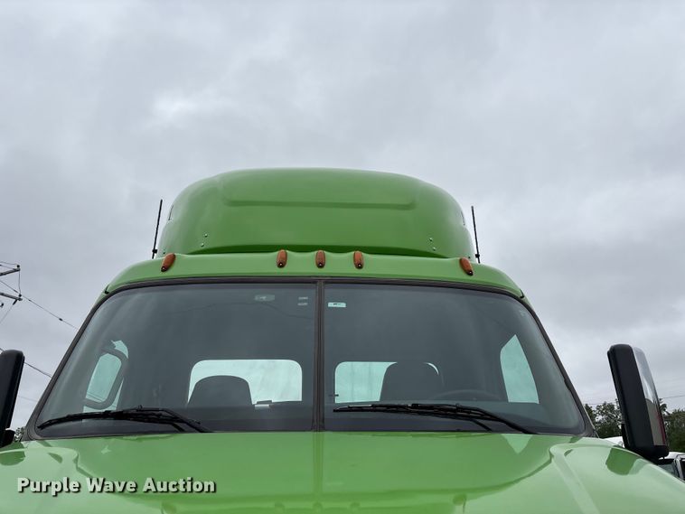 image for item FH7143 2017 Freightliner Cascadia semi truck