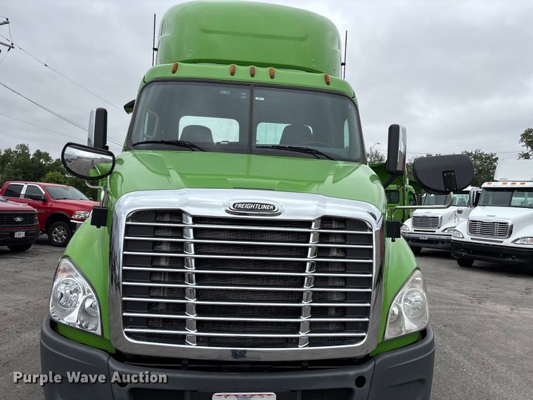 image for item FH7143 2017 Freightliner Cascadia semi truck
