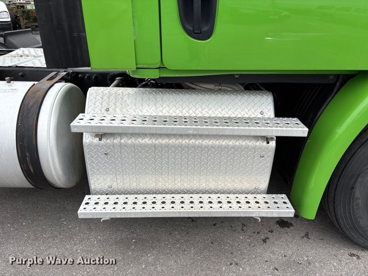 image for item FH7143 2017 Freightliner Cascadia semi truck